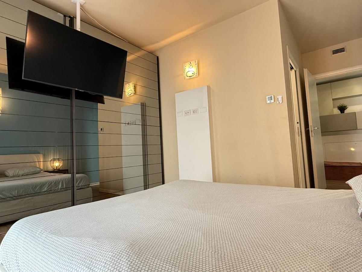In Citta Con Giardino E Piscina Privati Apartament